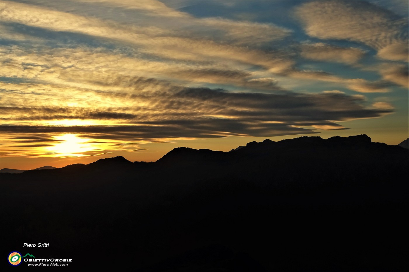 51 Scendo nei colori del tramonto (da sx Castel Regina-Foldone-Sornadello).JPG